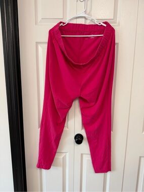 Woman’s Bright Pink Elastic-Waist Pants with Tapered legs